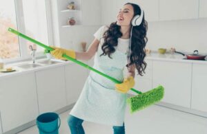 15 canciones ideales para hacer limpieza en casa