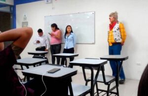 Conmueve en redes historia de payaso que estudia Derecho