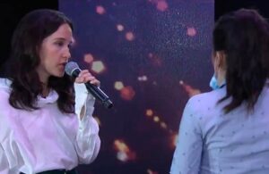 Saxofonista atacada con &aacute;cido muestra su fortaleza tocando con Ximena Sari&ntilde;ana