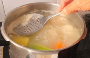 ¿Qué es la espuma blanca que le sale al caldo de pollo y por qué debes quitarla?