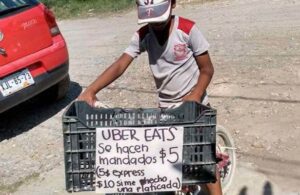 Iker, el peque&ntilde;o que hace mandados para comprarse una tablet para sus tareas