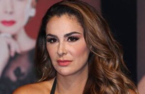 Ninel Conde se vuelve tendencia por llevar carta a AMLO