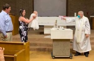 &iexcl;Splash! Imagen de sacerdote bautizando a distancia con pistola de agua se vuelve tendencia