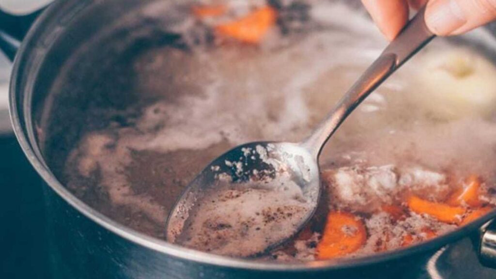 &iquest;Qu&eacute; es la espuma blanca que le sale al caldo de pollo y por qu&eacute; debes quitarla?