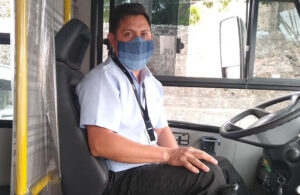Chofer sigue todas las medidas sanitarias y la gente lo hace viral en redes sociales