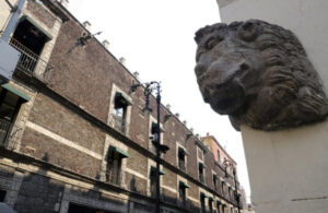 La trágica historia que esconde la gárgola de piedra de la calle Motolinía