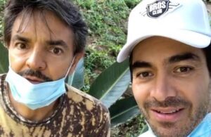 Video: Eugenio Derbez y Omar Chaparro causan sensaci&oacute;n por besarse en la boca