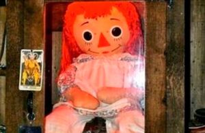 Desaparece muñeca Annabelle del aparador donde se encontraba