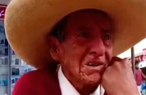 Conmueve llanto de abuelito a quien sus hijos le exigen herencia en vida
