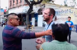 Video: Predicador visita Tepito para enfrentar a gente que cree en la Santa Muerte