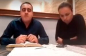 Pastor evang&eacute;lico insulta a su esposa durante transmisi&oacute;n en vivo
