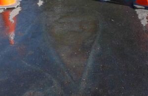 &iexcl;Milagro! Rostro de la Virgen se manifiesta en estacionamiento de Nuevo Le&oacute;n