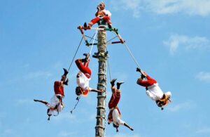 Video: Volador de Papantla cae durante presentaci&oacute;n en Hidalgo