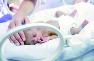 Dan por muerto a beb&eacute;, lo env&iacute;an a refrigerador mortuorio por horas, pero estaba vivo