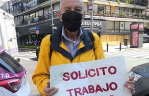 Persona de la tercera edad pide trabajo afuera del metro Polanco