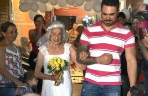 Tierna pareja de abuelitos se enamoran en el asilo y se casan