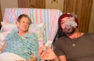 Nieto cumple &uacute;ltimo deseo de su abuelita, fumar marihuana juntos
