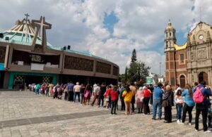 Devotos hacen fila para poder ingresar a Bas&iacute;lica de Guadalupe tras anunciarse cierre