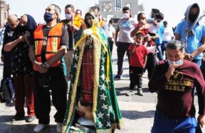 Peregrinos se enfrentan a personal de Protecci&oacute;n Civil en Bas&iacute;lica de Guadalupe
