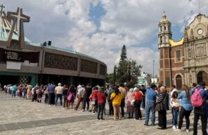 Peregrinos se enfrentan a personal de Protecci&oacute;n Civil en Bas&iacute;lica de Guadalupe