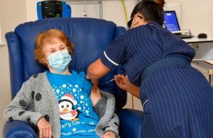Recibe mujer de 90 a&ntilde;os primera vacuna de Pfizer contra el Covid_19