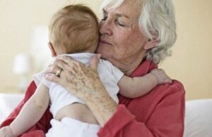 Agreden a abuelita por querer cobrar si cuidaba a su nieto