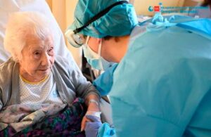 Mujer de 104 a&ntilde;os es dada de alta tras superar una neumon&iacute;a derivada de Covid_19