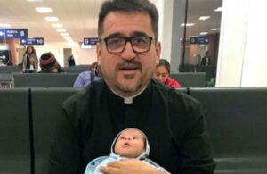 Sacerdote se viraliza en redes por adoptar a beb&eacute; con s&iacute;ndrome de Down