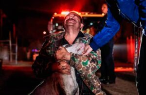 Viral: Tras incendio, perrito se salva y su dueño llora de felicidad