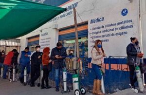 Desesperados, familiares de enfermos buscan ox&iacute;geno por diversos medios