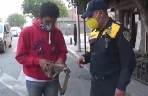 &iexcl;Aplausos! Polic&iacute;a encuentra mochila con dinero y busca a su due&ntilde;o para devolverla