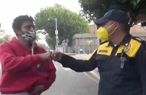 &iexcl;Aplausos! Polic&iacute;a encuentra mochila con dinero y busca a su due&ntilde;o para devolverla