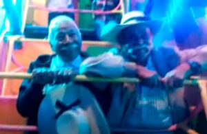 Abuelitos se divierten a bordo de un juego mec&aacute;nico en la feria