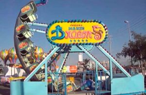 Abuelitos se divierten a bordo de un juego mec&aacute;nico en la feria