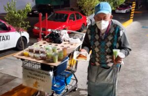 #Viral: Abuelito vende postres para poder pagar cirug&iacute;a de su nieto