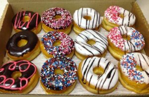 #VideoViral: Mujer enfurece al creer que una docena de donas incluía 50 piezas
