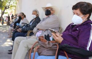 Por $500, j&oacute;venes &ldquo;apartan&rdquo; lugar a adultos mayores en fila para aplicaci&oacute;n de vacuna