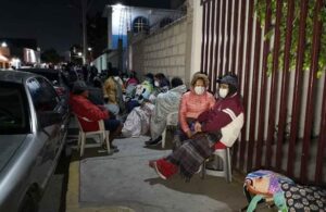 Por $500, j&oacute;venes "apartan" lugar a adultos mayores en fila para aplicaci&oacute;n de vacuna