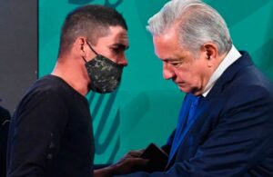 Joven irrumpe en conferencia de AMLO para pedirle ayuda