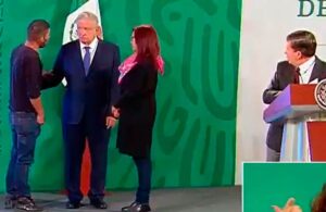 Joven irrumpe en conferencia de AMLO para pedirle ayuda