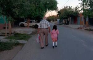 Bisabuelo se viraliza por llevar a su bisnieta al primer d&iacute;a de colegio