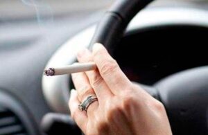 &iquest;Multa de hasta $14,170 a quien fume dentro de su auto?