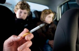¿Multa de hasta $14,170 a quien fume dentro de su auto?