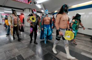 Luchadores invitan a usuarios del METRO a utilizar correctamente el CUBREBOCAS