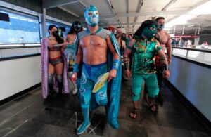 Luchadores invitan a usuarios del METRO a utilizar correctamente el CUBREBOCAS