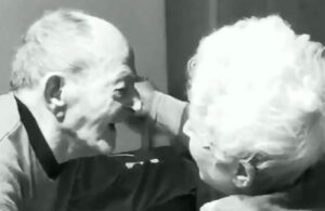 Video: Abuelitos lloran al reencontrarse luego de no haberse visto por varias semanas