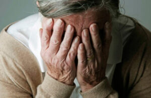 Abuelita que acudi&oacute; a vacunarse aprovecha para pedir ayuda por maltrato