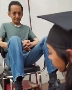 #Video: Reci&eacute;n graduada bolea zapatos de su pap&aacute; para reconocer su oficio