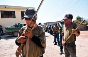 Ni&ntilde;os de entre 6 y 11 a&ntilde;os se integran a la polic&iacute;a comunitaria de Guerrero