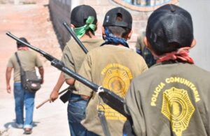 Ni&ntilde;os de entre 6 y 11 a&ntilde;os se integran a la polic&iacute;a comunitaria de Guerrero